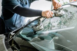 Когда необходимо менять автостекло: нестандартные причины замены