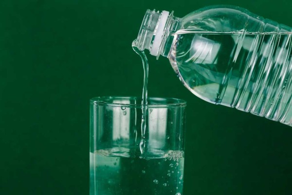 Зачем нужна дистиллированная вода в быту и в машине — и можно ли её сделать самому