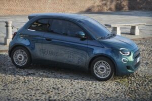 Новый бензиновый Fiat 500 выходит на рынок