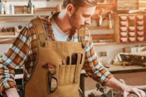 Рабочие фартуки: надежная защита для профессиональной деятельности