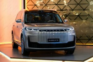 Для России анонсирован гибридный кроссовер Exeed ET8