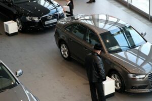 С начала года выдача автокредитов в России упала почти наполовину