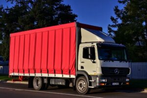 Шторно-бортовой грузовик: универсал на каждый километр