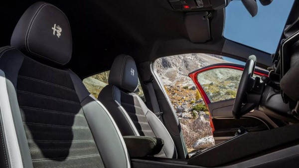 Паркетник Alfa Romeo Junior Sport Speciale обрел спортивный антураж Паркетник Alfa Romeo Junior Sport Speciale обрел спортивный антураж