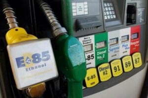 Российские автомобили готовятся заправлять алкоголем: плюсы и минусы