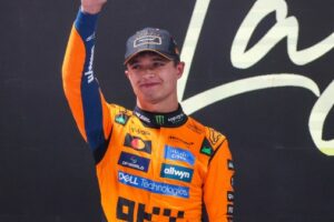 Улицу в Великобритании переименовали в честь чемпиона «Формулы‑1» Норриса