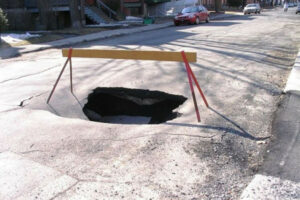 Специалист объяснил две главные причины образования опасных провалов в асфальте