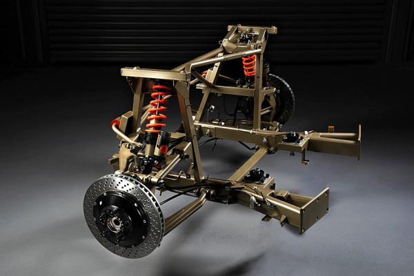 Рестомод 355 by Evoluto показался в серийном виде: новое шасси и два мотора на выбор Рестомод 355 by Evoluto показался в серийном виде: новое шасси и два мотора на выбор