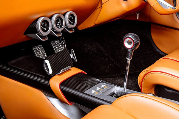 Рестомод 355 by Evoluto показался в серийном виде: новое шасси и два мотора на выбор Рестомод 355 by Evoluto показался в серийном виде: новое шасси и два мотора на выбор