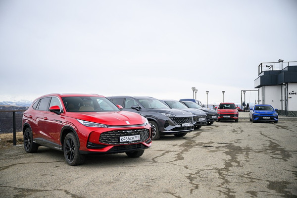 Линейка от второго партнера: тест-драйв Москвичей М70 и М90