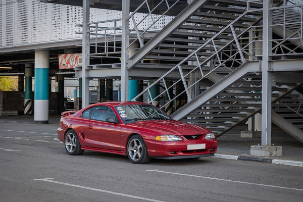 &laquo;Молотковый&raquo; разворот и по две пары амортизаторов на мост: опыт владения Ford Mustang IV