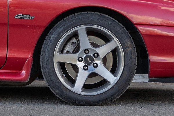 &laquo;Молотковый&raquo; разворот и по две пары амортизаторов на мост: опыт владения Ford Mustang IV