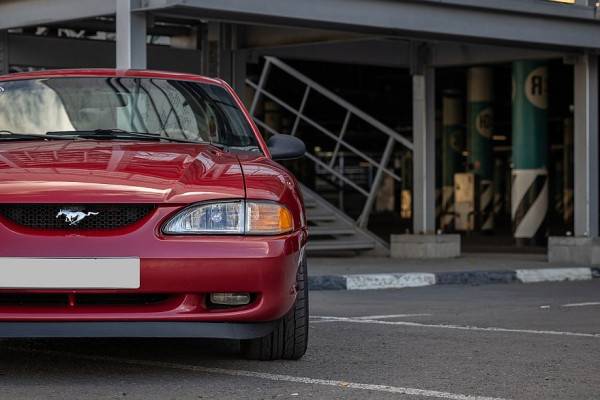 &laquo;Молотковый&raquo; разворот и по две пары амортизаторов на мост: опыт владения Ford Mustang IV