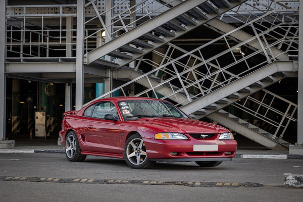 &laquo;Молотковый&raquo; разворот и по две пары амортизаторов на мост: опыт владения Ford Mustang IV