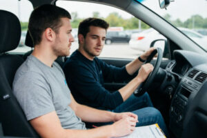 Вождение как дорогое удовольствие: цены в автошколах достигают 100 тысяч рублей