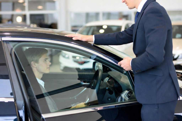 Возврат бракованного авто дилеру: как заставить салон вернуть деньги