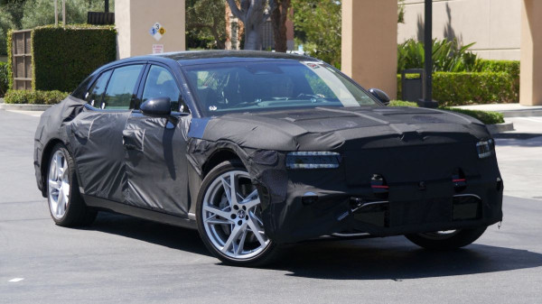 Флагманский седан Genesis G90 приготовился к обновлению