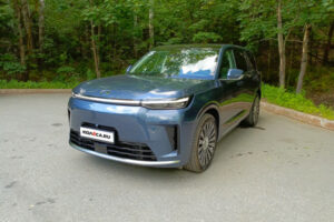 Гитарный рок, веселый гусь и кресло королевы: тест-драйв нового GAC S9