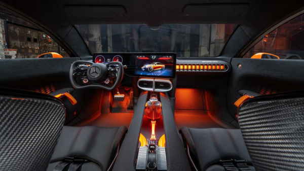 Лифтбек Mercedes-AMG GT предъявил серийный салон Лифтбек Mercedes-AMG GT предъявил серийный салон